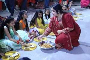 Prizes were given to the children who participated in the Garba.