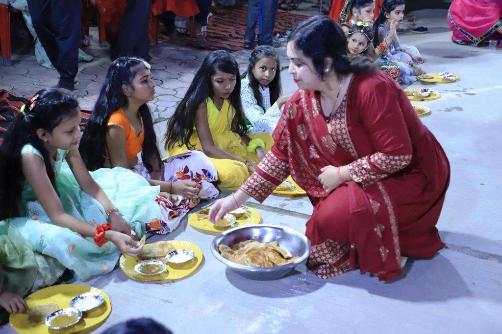 Prizes were given to the children who participated in the Garba.