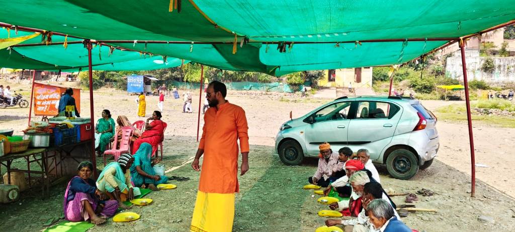 Secure payment for charity in India, Amavashya donation for social welfare, Gau Seva on Amavashya by Guruweshvar Shani Foundation, Food distribution to poor families on Amavashya, Donate to needy people on Amavashya, What We Do on Amavashya