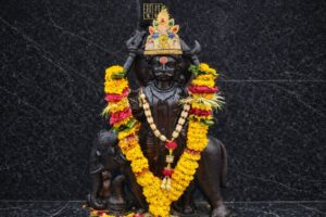 Shani Dev Temple Donation, Shani Amavasya, Somvati Amavasya aur Shanivar ko Shani Dev ko daan karna atyant shubh mana jata hai